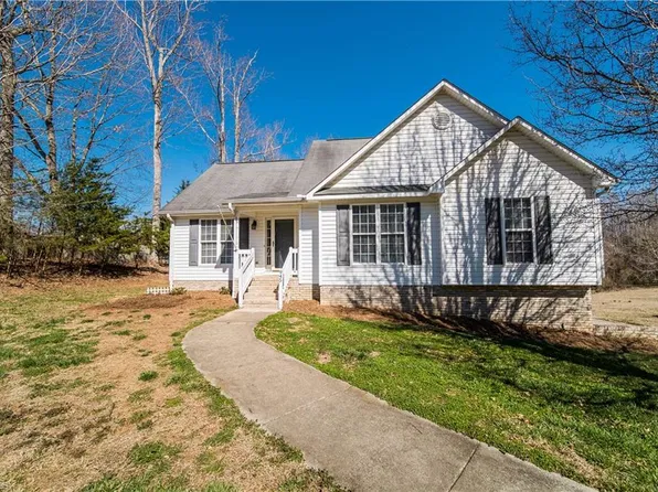 945 Winterside Ln, Winston Salem, NC 27107