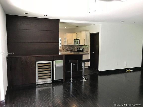4th image of 250 Alesio Ave