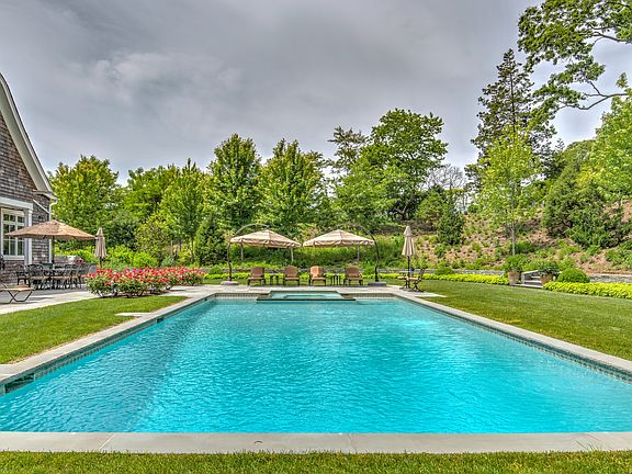 2nd image of 18 Fair Hills Ln