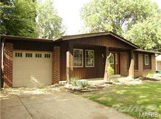 1325 Willowbrook Dr, Florissant, MO 63033