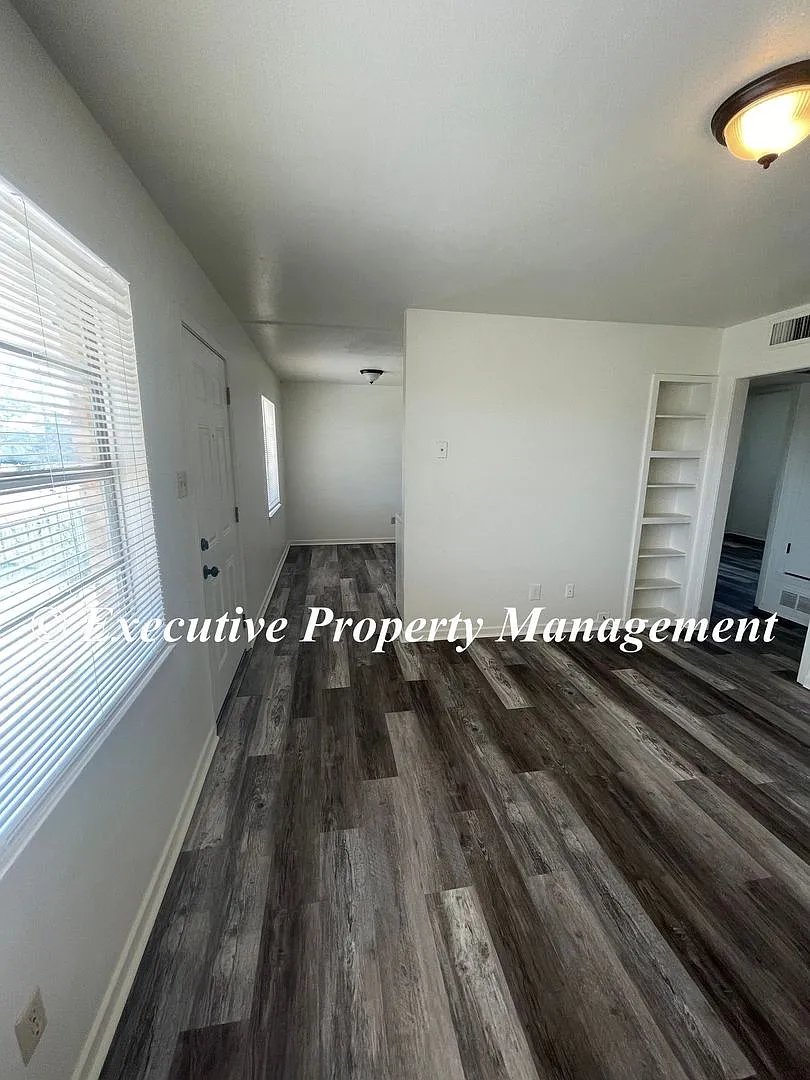 105 E. Avenue B — Photo 4