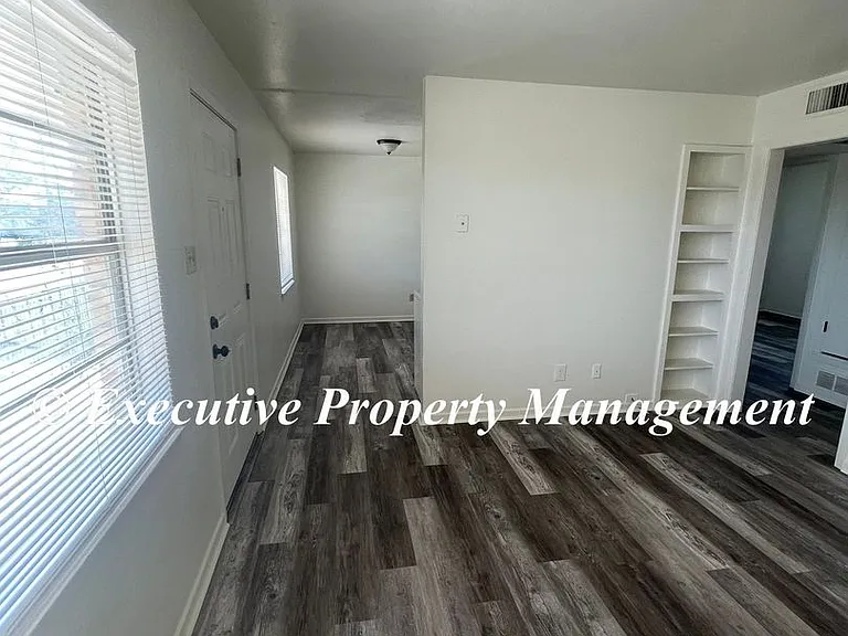 105 E Avenue B — Photo 4