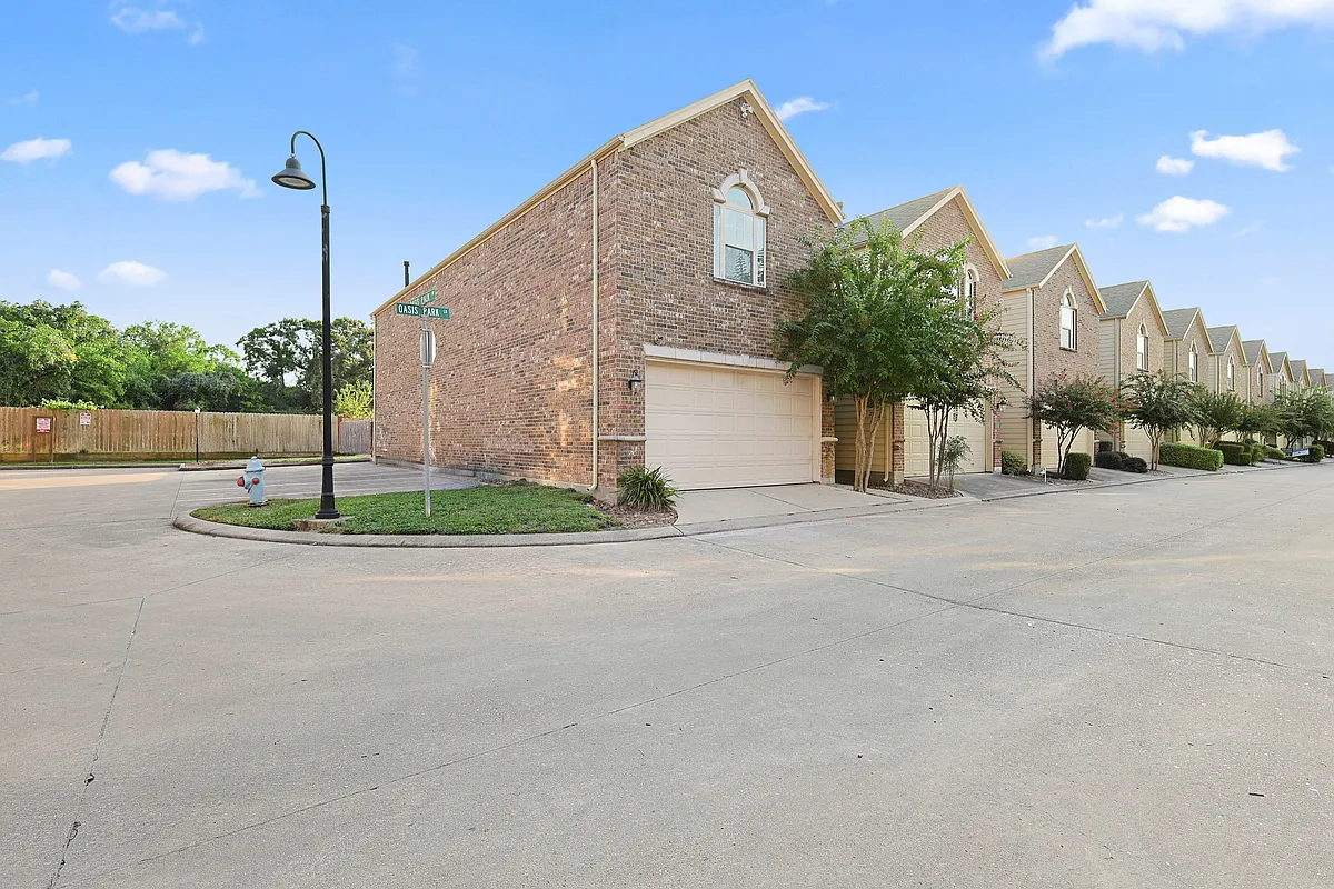 Building Photo - 5166 Oasis Park