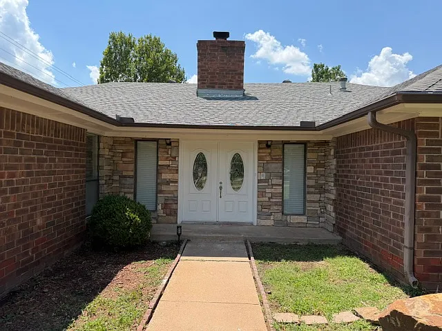 4 bed, 2.5 bath, 2485 sqft, $2,200 — Photo 2
