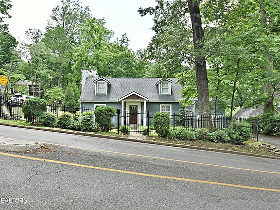 3rd image of 3920 Forest Glen Dr
