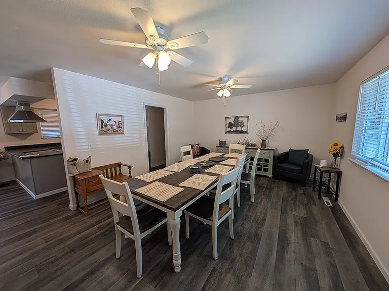 719 Camas Dr — Photo 2