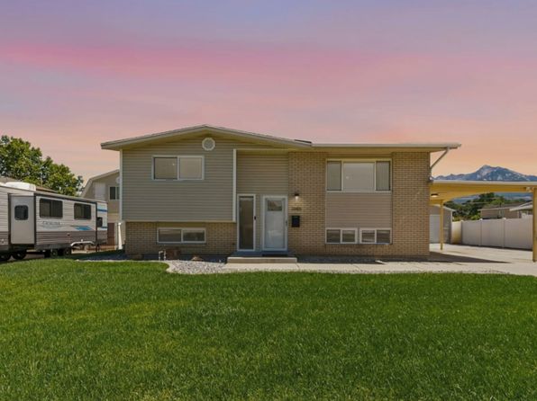 1085 E Sego Lily Dr