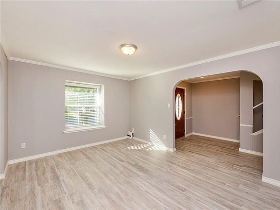 4th image of 2201 Creekview Dr