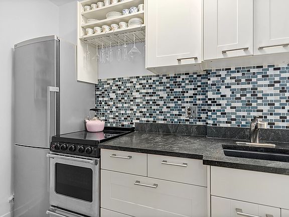 3rd image of 325 W 45th St #703
