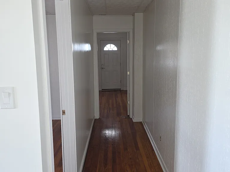 Laurel St — Photo 6