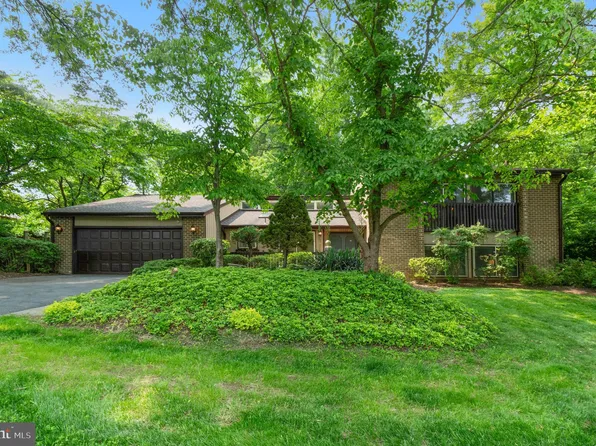 10862 Meadowland Dr, Oakton, VA 22124