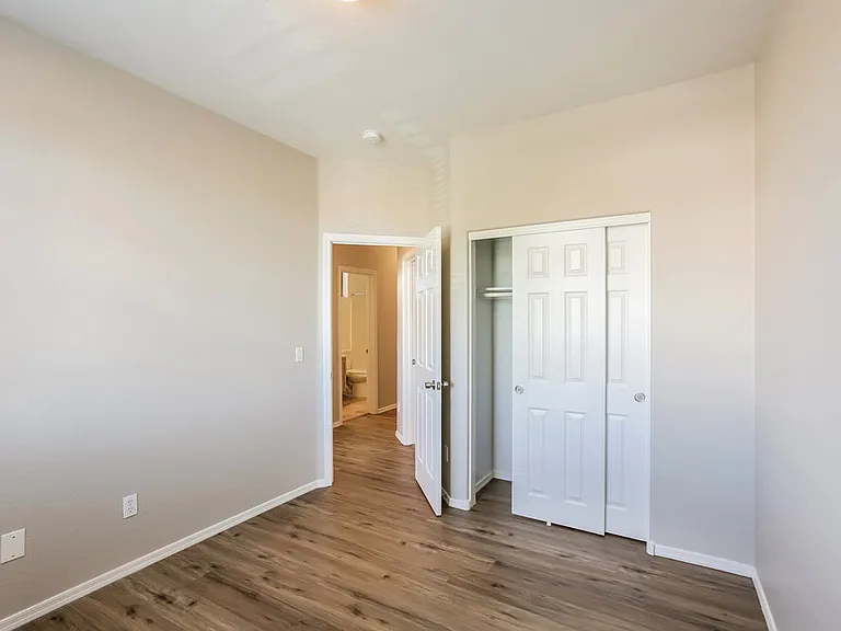 1613 W Saint Catherine Ave — Photo 14