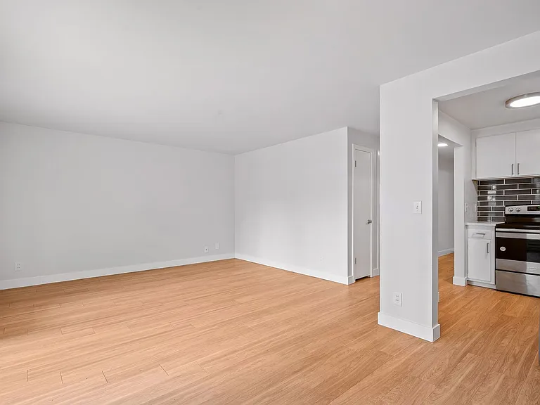 Van Lloyd Apartments — Photo 17