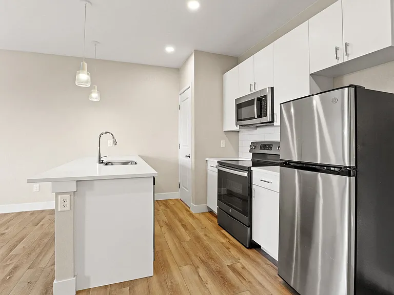 854 N Emerson St — Photo 4