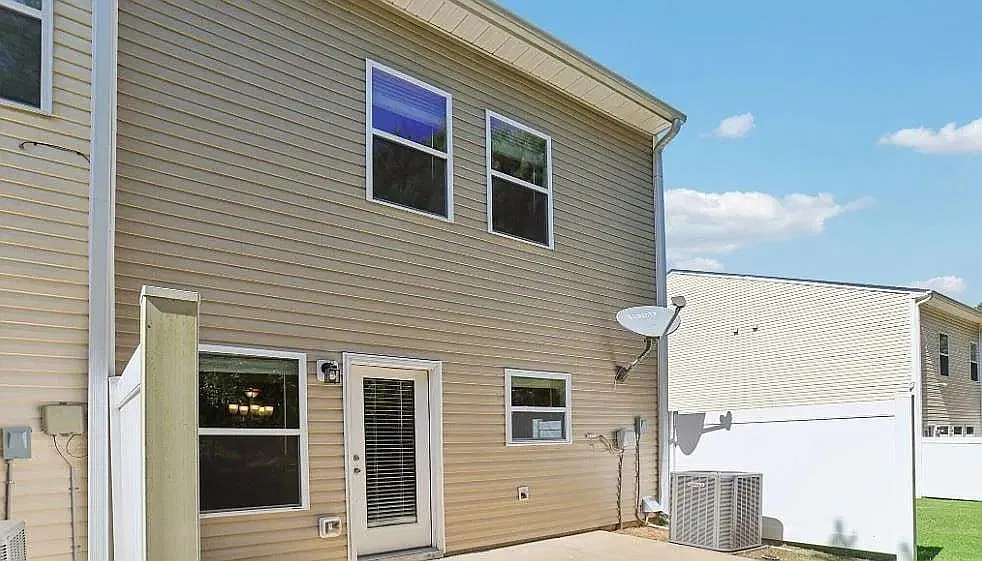 3 bed, 2.5 bath, 1696 sqft, $2,300 — Photo 3