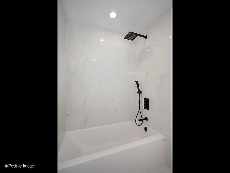 4713 N Clark St #401 — Photo 15