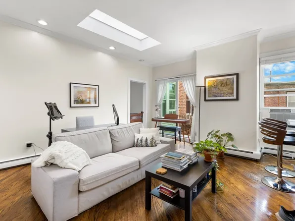 390 Riverway APT 24, Boston, MA 02115