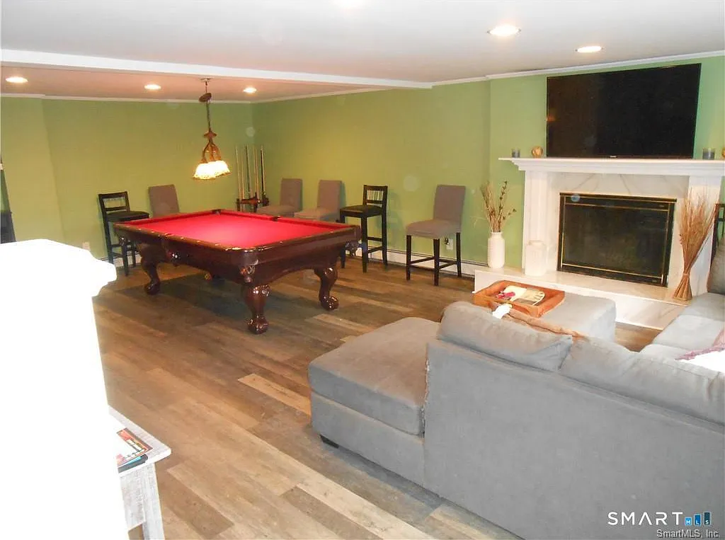 3 bed, 2.0 bath, 2496 sqft, $4,500 — Photo 2