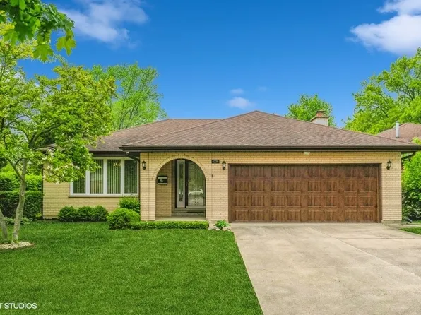 9228 N Washington St, Niles, IL 60714