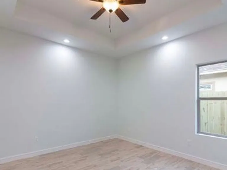 9348 N Queen Palm — Photo 3