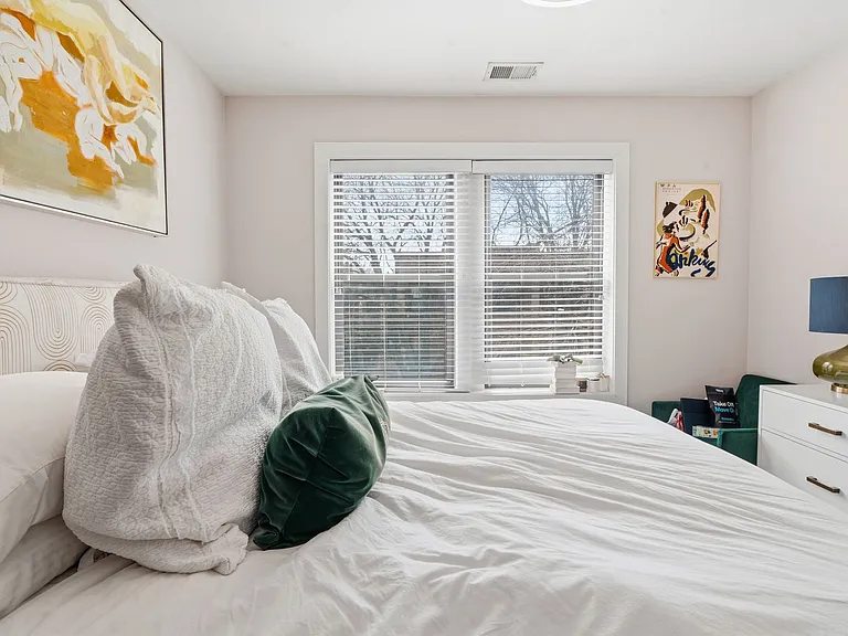 920 W Oakdale — Photo 79