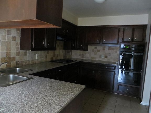 4th image of 402 Towne House Ln