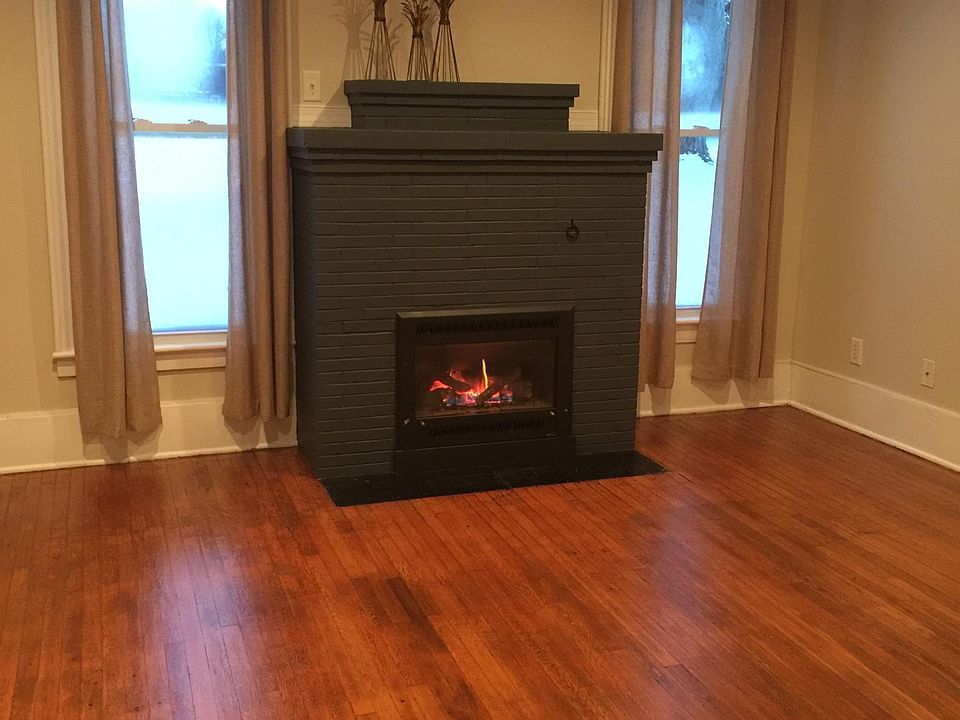 Natural Gas Fireplace in Livingroom