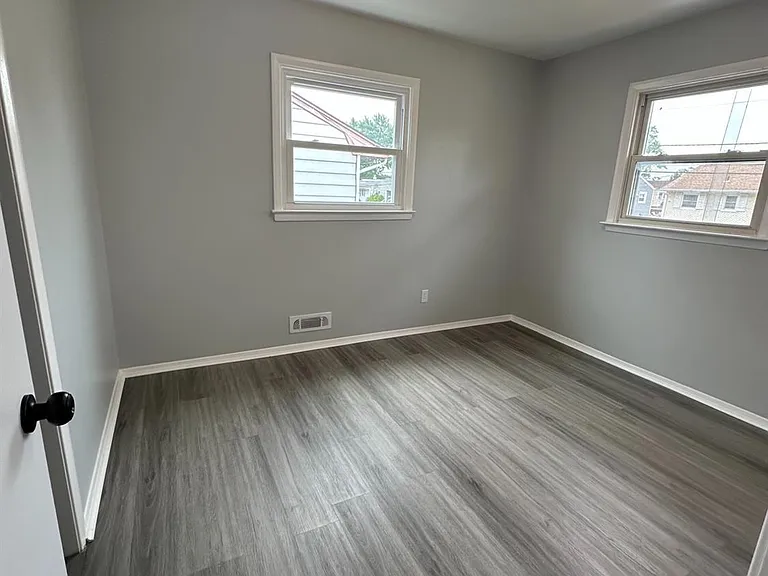 183 E Henry Pl — Photo 6