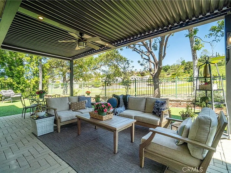 11 Willowglade — Photo 43
