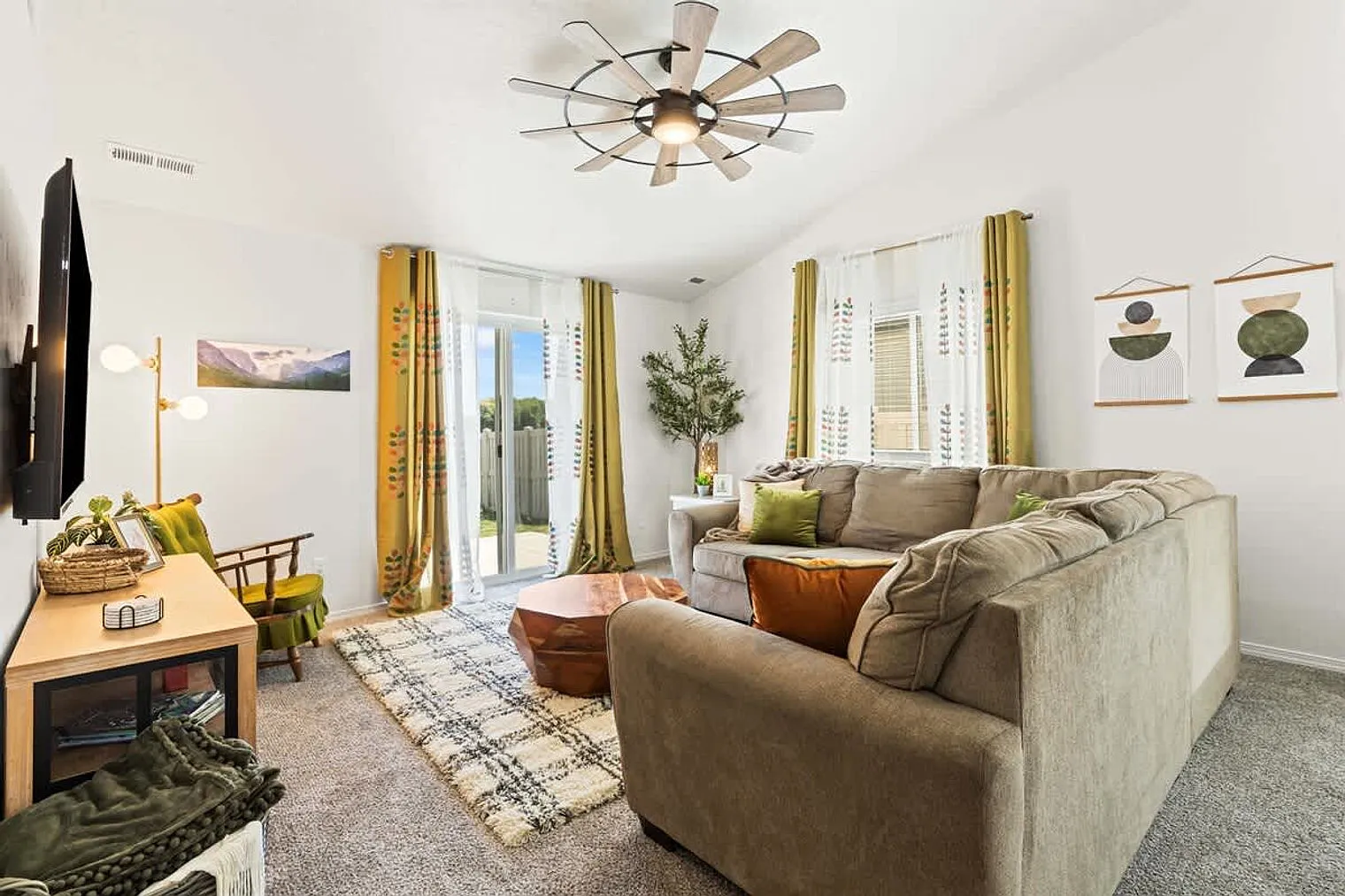3 bed, 2.0 bath, 1227 sqft, $4,775 — Photo 2