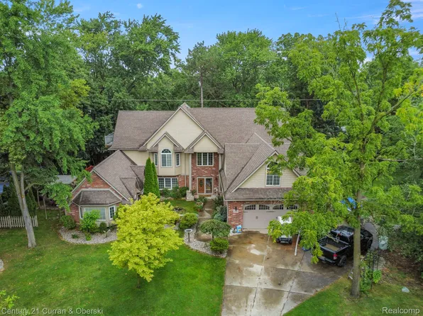 9910 Church Rd, Grosse Ile, MI 48138