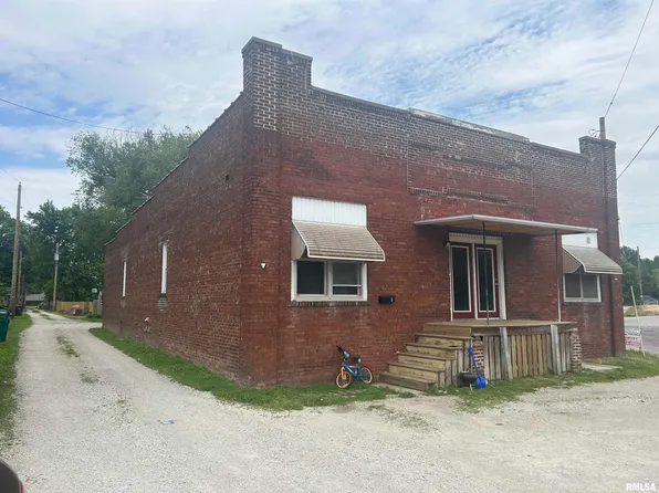 111 W 2nd St, Taylorville, IL 62568