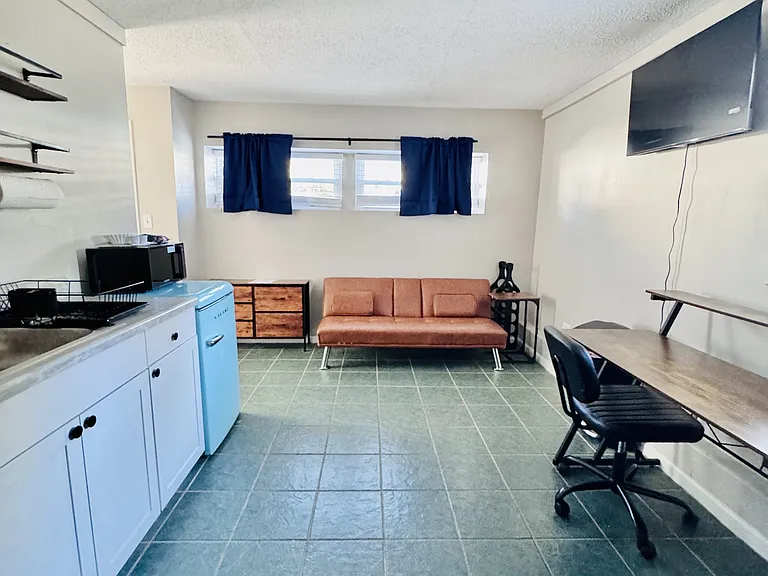 1105 W Rock Spring Rd #B — Photo 9
