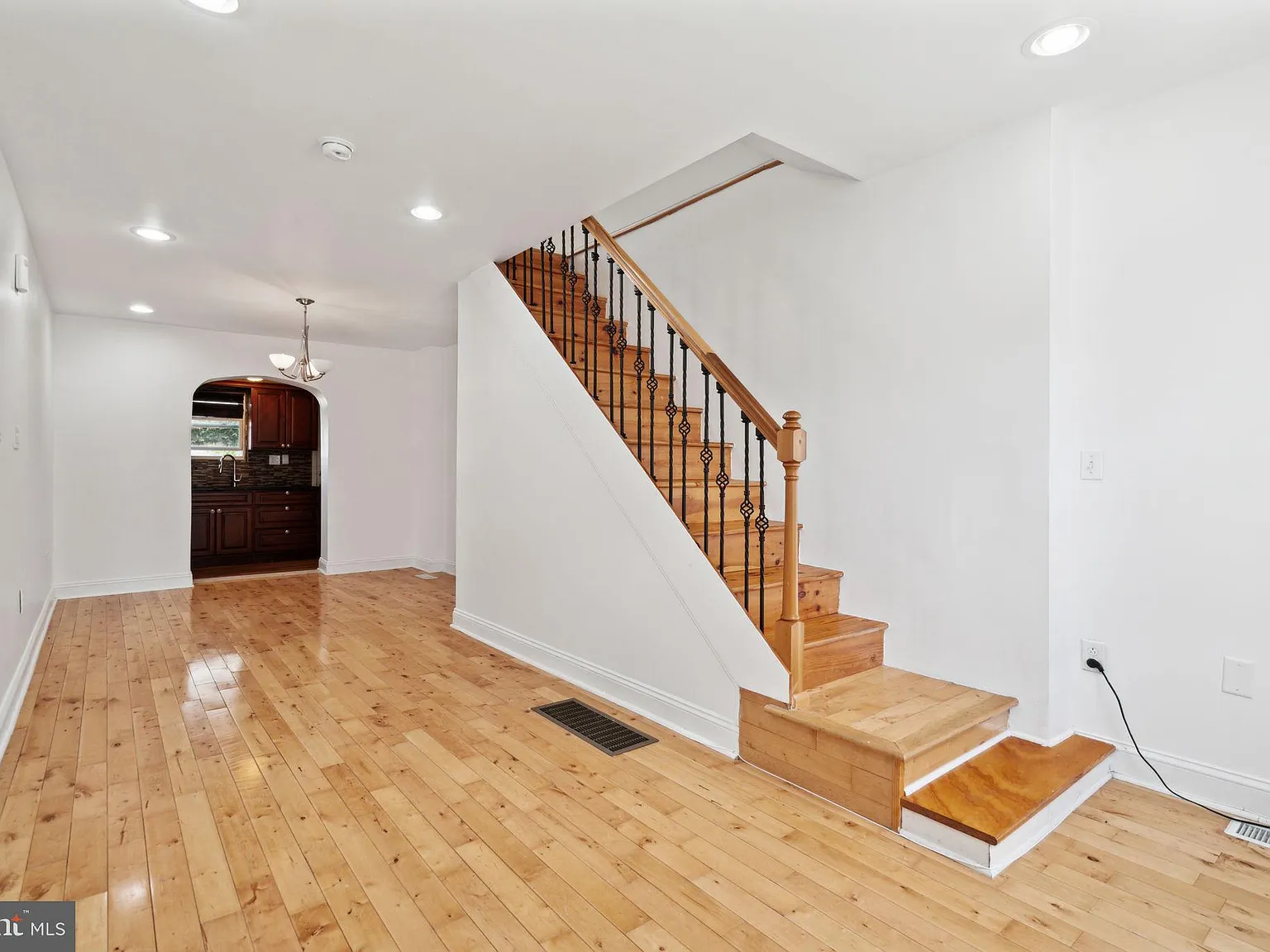 2 bed, 1.5 bath, 816 sqft, $1,695 — Photo 3