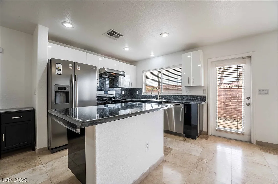 4 bed, 2.5 bath, 1740 sqft, $2,050 — Photo 4