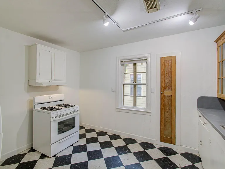 1428 Wentworth St #1 — Photo 8