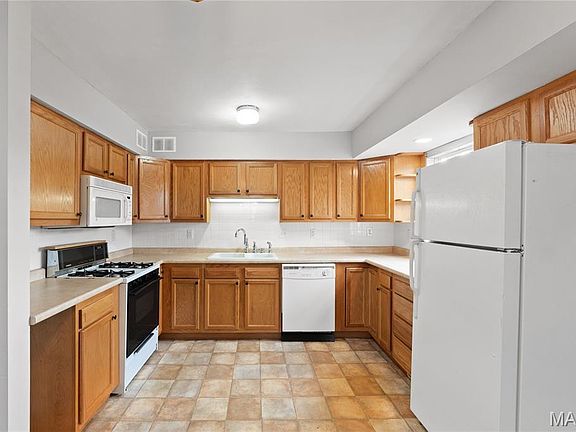 3rd image of 10423 Balmoral Dr