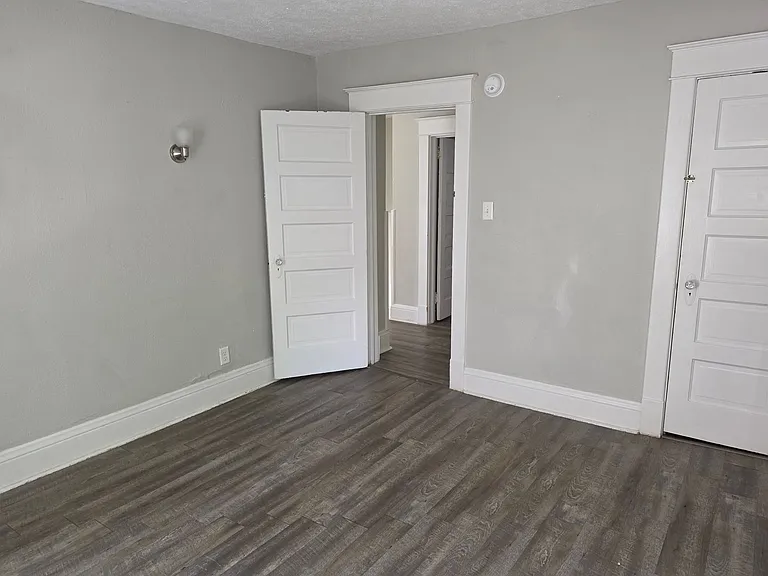 905 E Washington St — Photo 20