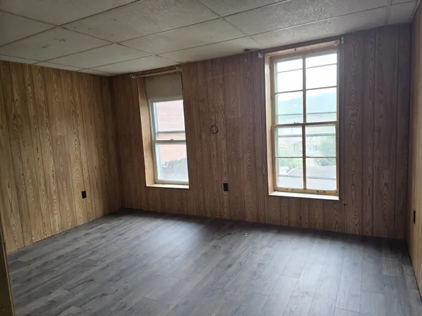 13 S 2nd St APT 2R, Saint Clair, PA 17970
