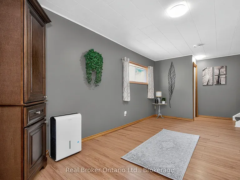 16 Mundy Ave — Photo 13