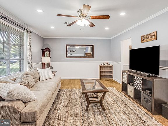 3rd image of 10414 Hillside Ln