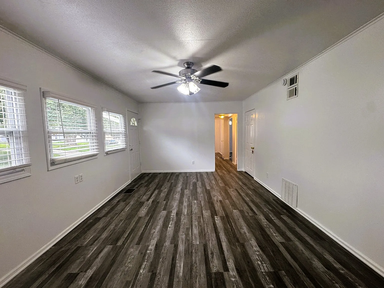 3 bed, 864 sqft, $1,500 — Photo 2