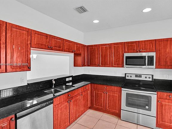 3rd image of 8239 SW 27th St #102