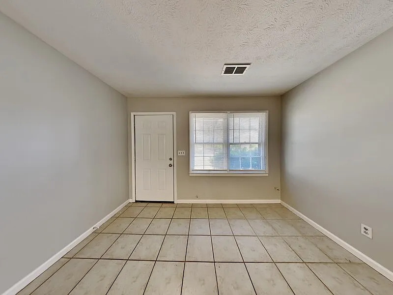 3 bed, 2.0 bath, 1110 sqft, $1,250 — Photo 2