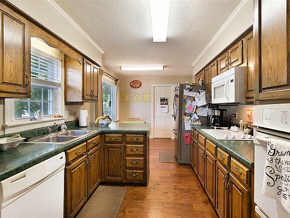 3rd image of 140 Hillcrest Dr