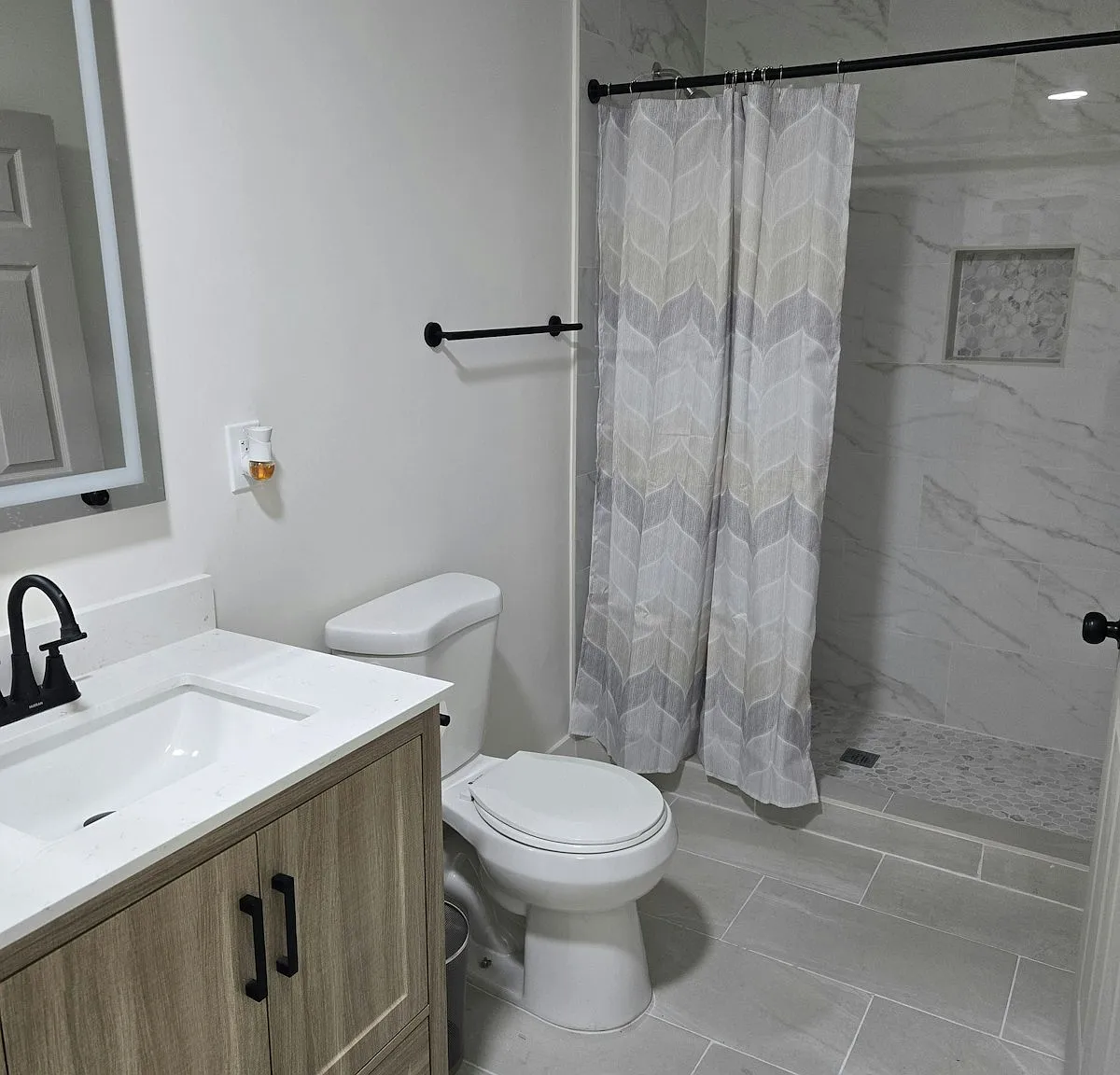 1545 West 30th Street, Unit R4 — Photo 3