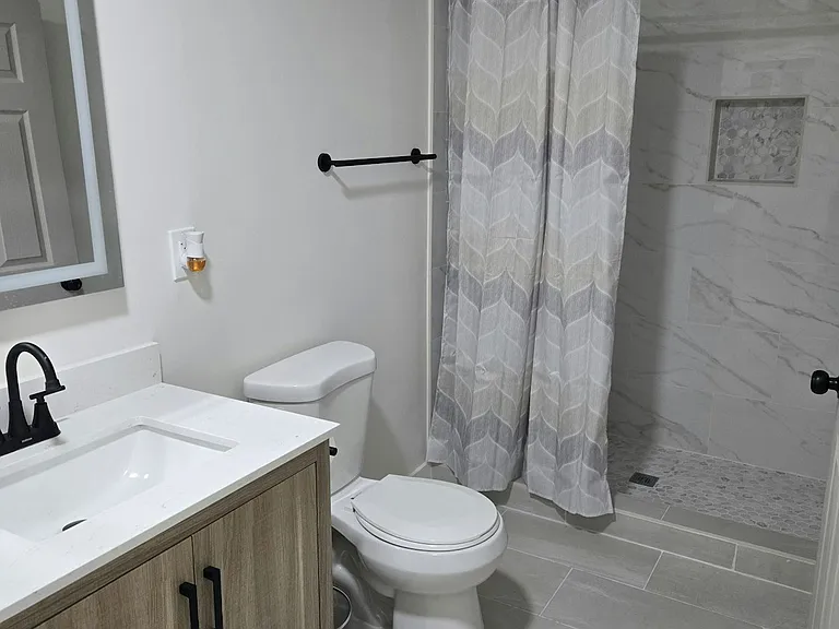 1545 W 30th St #R4 — Photo 3