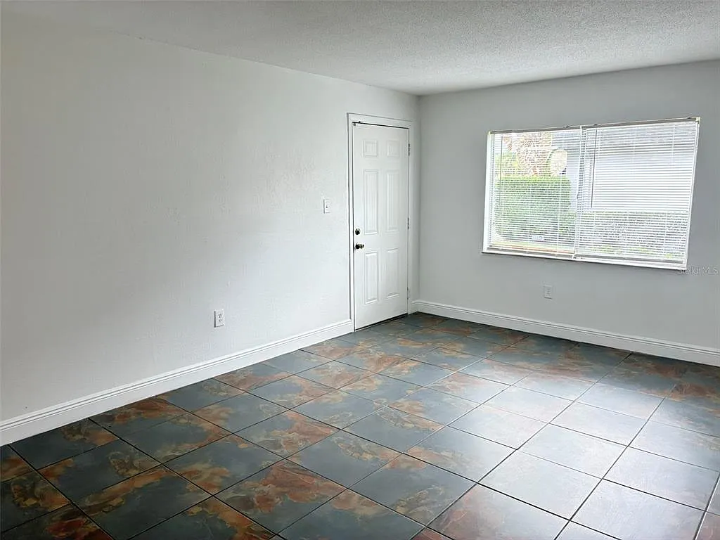 3 bed, 2.0 bath, 1302 sqft, $1,750 — Photo 2