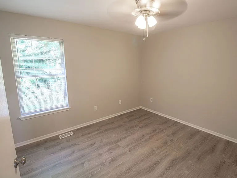 1413 Greensboro Dr — Photo 23