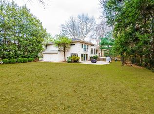 18 Maplewood Ln, East Hills, NY 11576